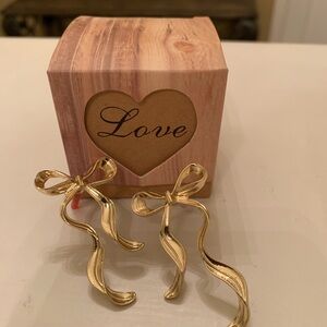 ❤️❤️NEW Bow Ribbon Earrings (zinc) in Beautiful wooden look box